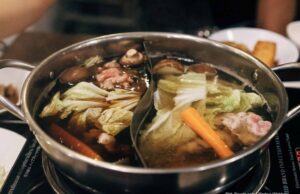 Knochenarbeit am Sonntag: Fritz komponiert eine Grundsauce