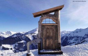 Durch die Türe fahren im Skigebiet Alpbachtal Wildschönau