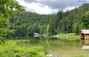 Die Fischerhütte hinten am Toplitzsee