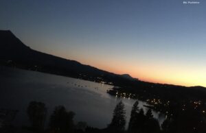 Menschen, die auf Wasser starren