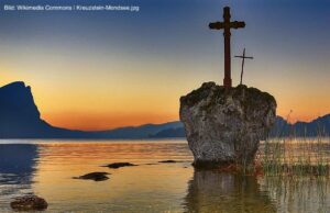 Ein wenig magisch: Der Kreuzstein am Mondsee